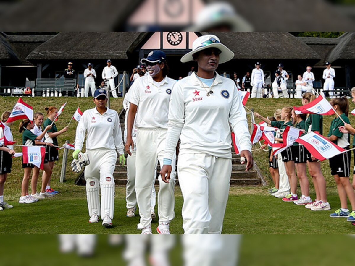 महिला क्रिकेट: भारतने इंग्लंडला ६ विकेटने हरवले title=