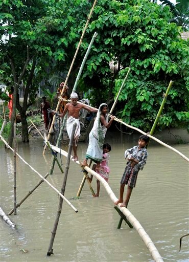 पूरग्रस्त भागातून बाहेर येण्यासाठी आसामच्या मोरीगाव जिल्ह्यात बाबूंचा असा आसरा घेतला जातोय.
