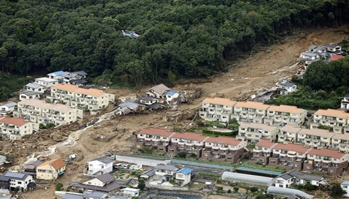 विमानातून घेतलेल्या फोटोमध्ये अनेक घर जमीनदोस्त झाल्याचं दिसतं आहे.
