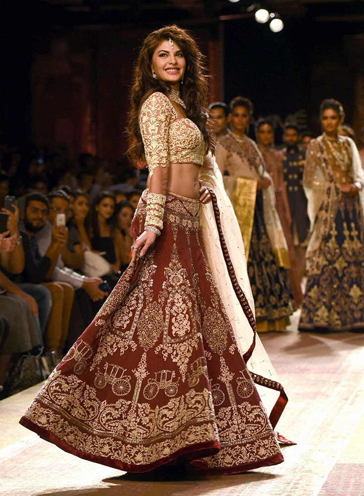 बॉलिवुड अभिनेत्री जॅकलिन फर्नांडिस मुंबईतील लॅक्मे फॅशन वीकमध्ये रॅम्प वॉक करताना 
