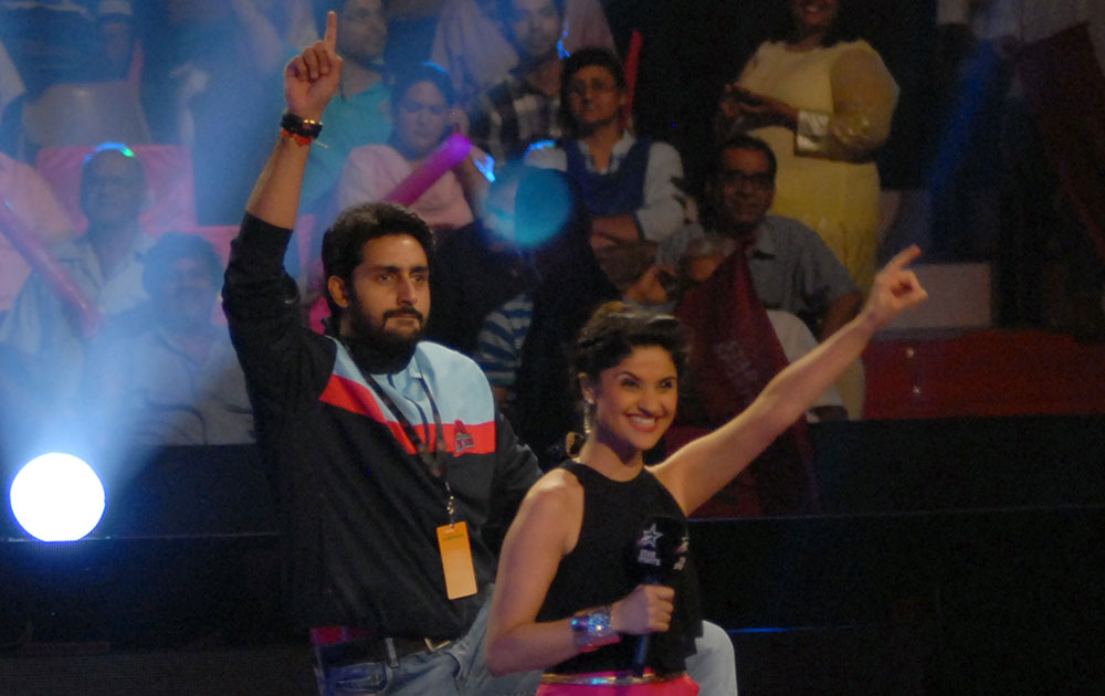 अभिनेता अभिषेक बच्चनचा प्रो कब्बडीमधील संघ विजयी झाल्यानंतर नाच करताना 

 
