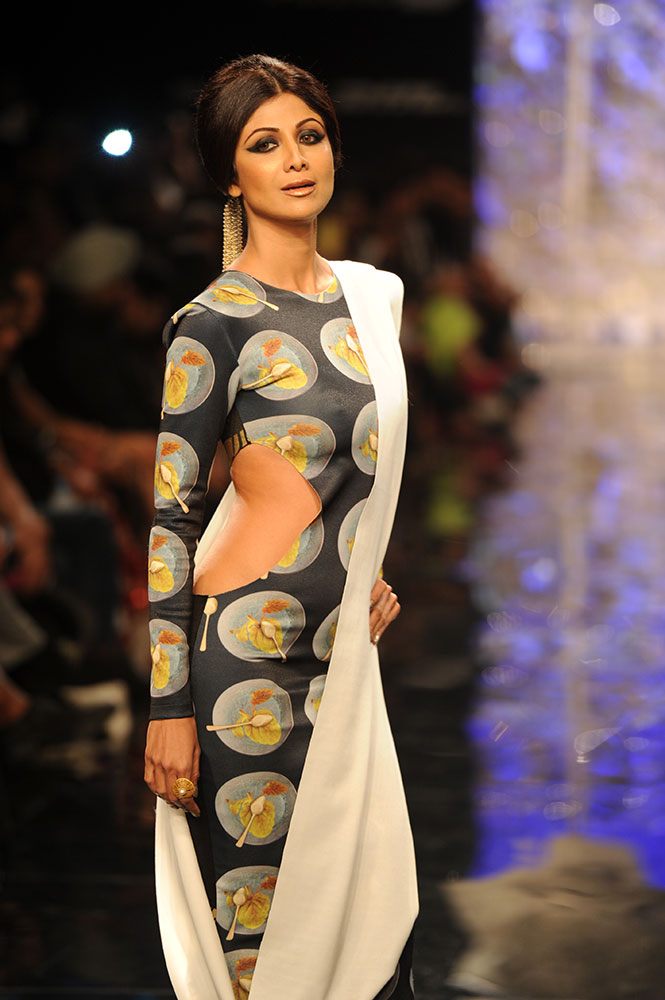 बॉलिवुड अभिनेत्री शिल्पा शेट्टी मुंबईतील लॅक्मे फॅशन वीकमध्ये रॅम्प वॉक करताना 
