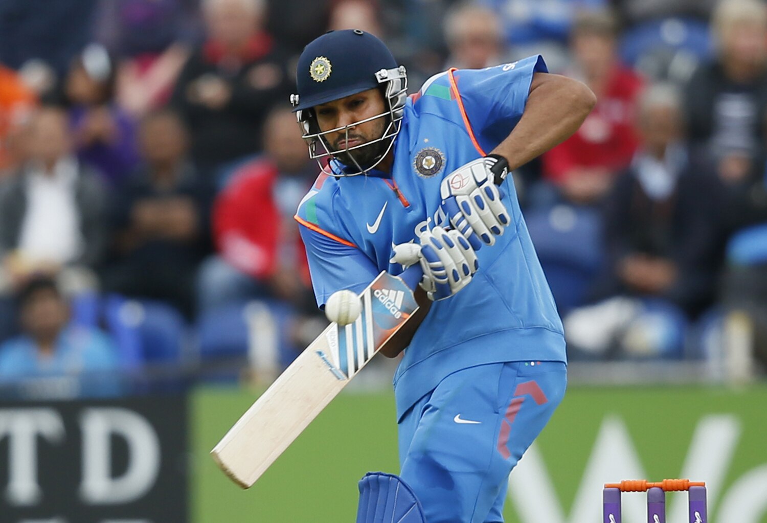 रोहितने भारतासाठी ५२ धावांची खेळी केली.

