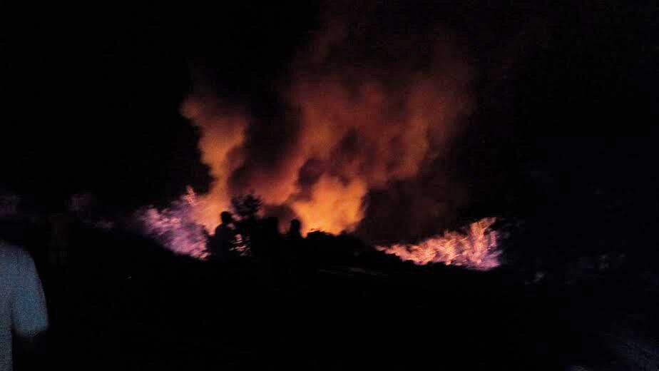 मुंबई-गोवा हायवेवर खेडजवळ भोस्ते घाटामध्ये एक केमिकलचा टँकर पलटी होऊन त्याचा प्रचंड स्फोट झाला. स्फोटानंतर आग
