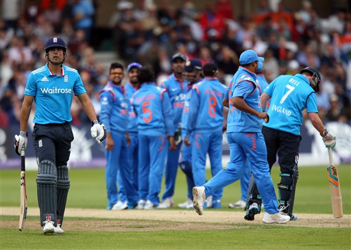 इंग्लंडचा कर्णधार कूक विकेट गेल्यानंतर परतताना
