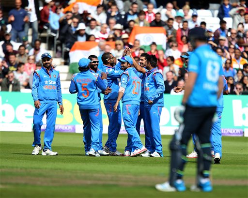 भारत विरूद्ध इंग्लंड, तिसऱ्य़ा वन-डेत आयन बेलची विकेट गेल्यानंतर भारतीय संघ
