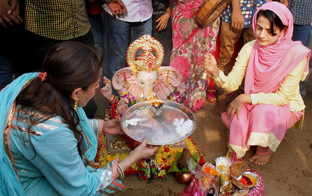 दीड दिवसाच्या बाप्पाची विसर्जनापूर्वी आरती करतांना अभिनेत्री अमिषा पटेल
