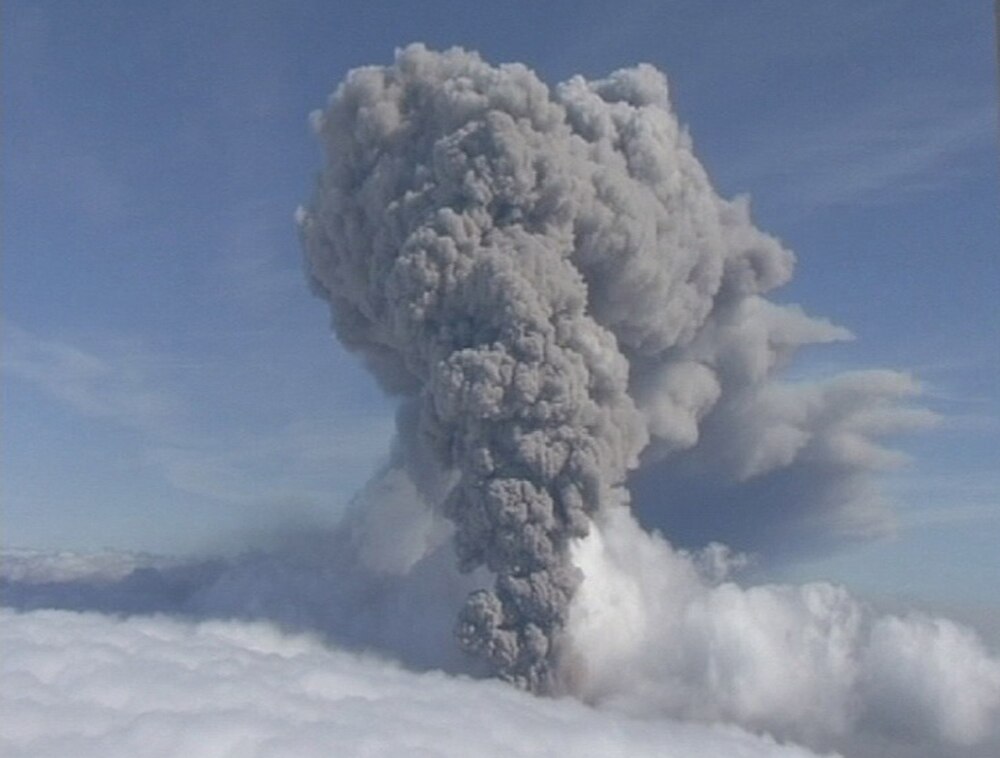 आइसलँडच्या उसळलेल्या ज्वालामुखीमुळे बराच काळ विमान सेवा बंद होती
