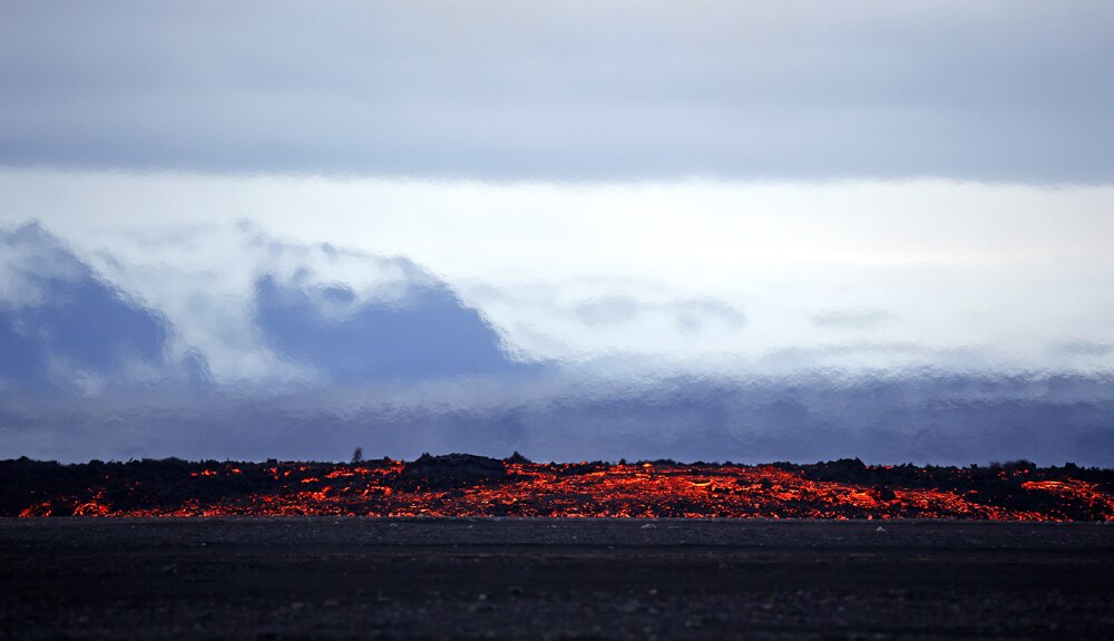 आइसलँडच्या उसळलेल्या ज्वालामुखीच्या धुरामुळे संपूर्ण आकाश झाकलं गेले

