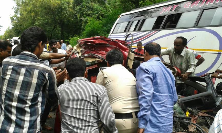 मुंबई-गोवा महामार्गावर कासार्डे ब्राम्हणवाडी येथे बस आणि कार अपघातात कारमधील तीन ठार
