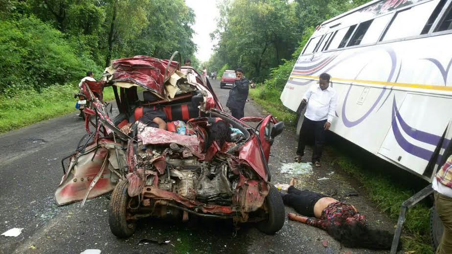 मुंबई-गोवा महामार्गावर कासार्डे ब्राम्हणवाडी येथे बस आणि कार अपघातात कारमधील तीन ठार
