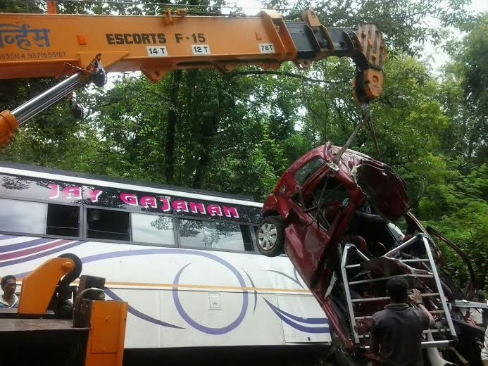 मुंबई-गोवा महामार्गावर कासार्डे ब्राम्हणवाडी येथे बस आणि कार अपघातात कारमधील तीन ठार
