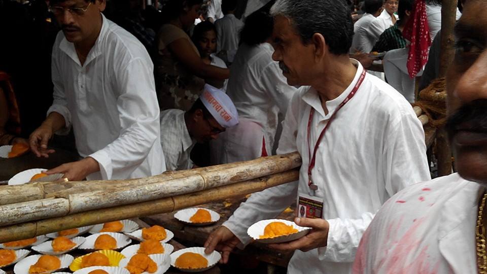 मोफत वडापाव आणि नाश्त्याची सोय करण्यात आली होती
