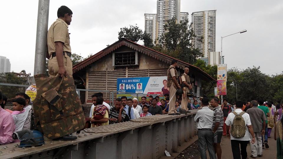 पोलिसांनी असा चोख बंदोबस्त ठेवला आहे, चिंचपोकळी स्थानकावरील दृश्य
