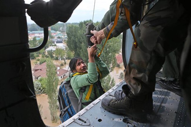 जम्मू-काश्मीर खोऱ्यात धो धो पाऊस कोसळला आणि पुराचा महाप्रलय आला. काश्मीर खोऱ्यात २१ हजार सैनिक आपल्या प्राणाची बाजी लावून बचावकार्य करत आहेत.
