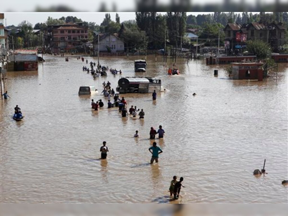 काश्मीर पुरातील दीड लाख नागरिकांना वाचविण्यास यश title=