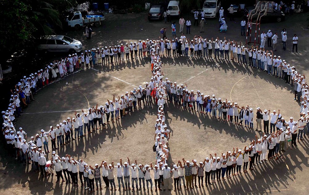   विश्व शांती आंदोलन .... मुंबईत एक लाख आंदोलक
