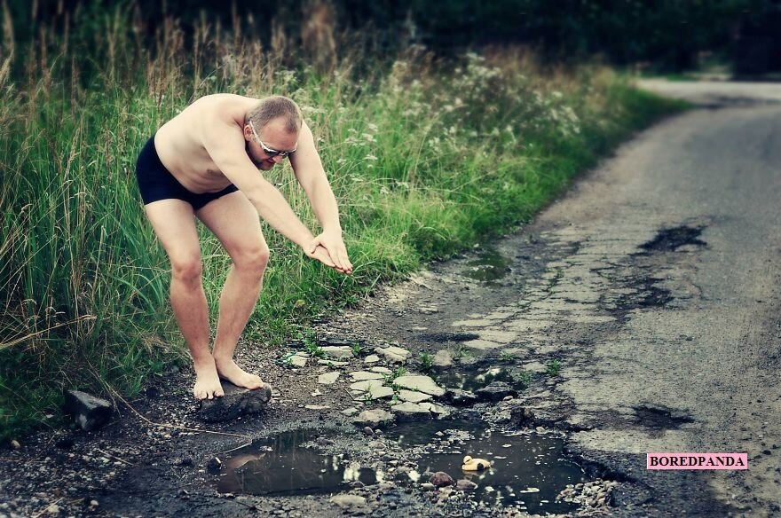 स्विमिंग टँकमध्ये पोहण्याच्या प्रयत्नात एक व्यक्ती .... लिथुआनियामध्ये खराब रस्त्यांमुळे जनता चिंतेत आहे, याचा विरोध करण्यासाठी त्यांनी वेगवेगळे उपाय शोधून काढले आहेत.
