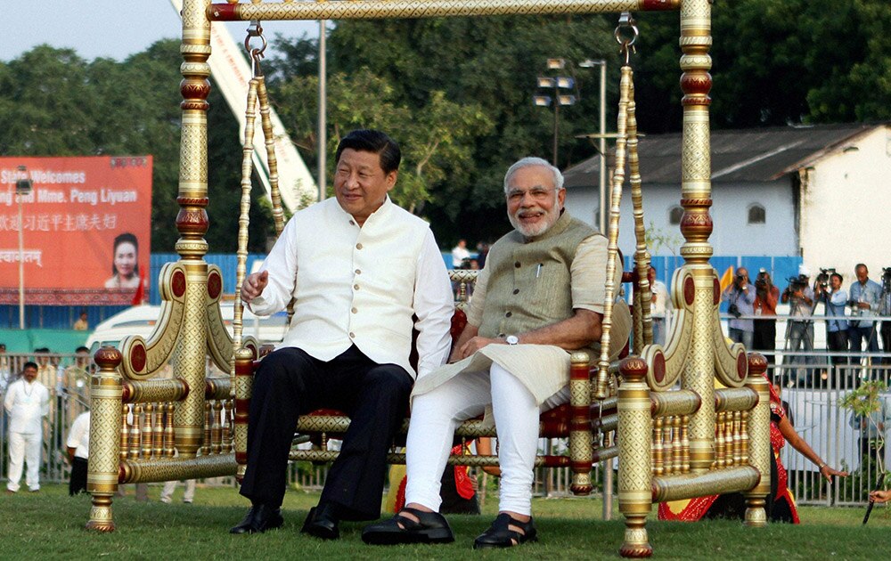 अहमदाबादमध्ये साबरमती नदीच्या किनारी एका पारंपरिक झोक्यावर बसलेले पंतप्रधान नरेंद्र मोदी आणि चीनचे राष्ट्रपती जिनपिंग

 
