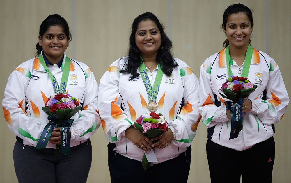 रॅपिड पायर पिस्तोल : विमेन २५ मीटर... भारताची ब्राँझ मेडलिस्ट टीम.. राही जीवन सरनौबत (डावीकडे), अनिसा सय्यद आणि हिना सिंधू 
