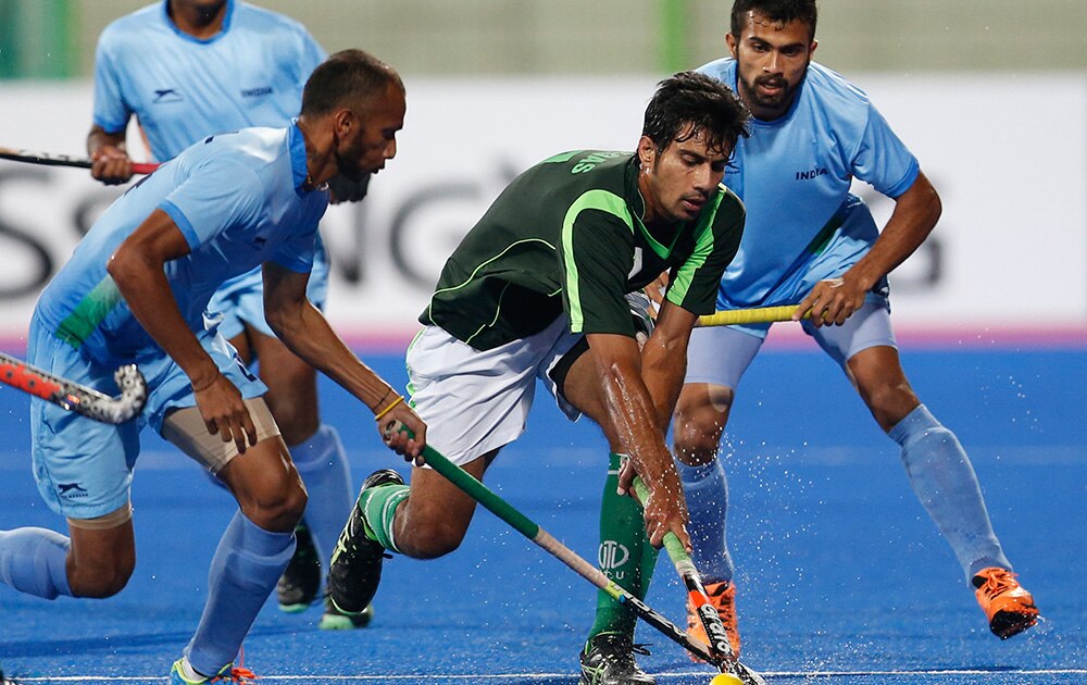 हॉकी : भारतीय पुरुष टीमनं पटकावलं गोल्ड मेडल... तेही पाकिस्तानच्या टीमला नमवून... भारताचा सुनिल सौमारपेट विटालचार्य आणि पाकिस्तानचा मोहम्मह वाकस
