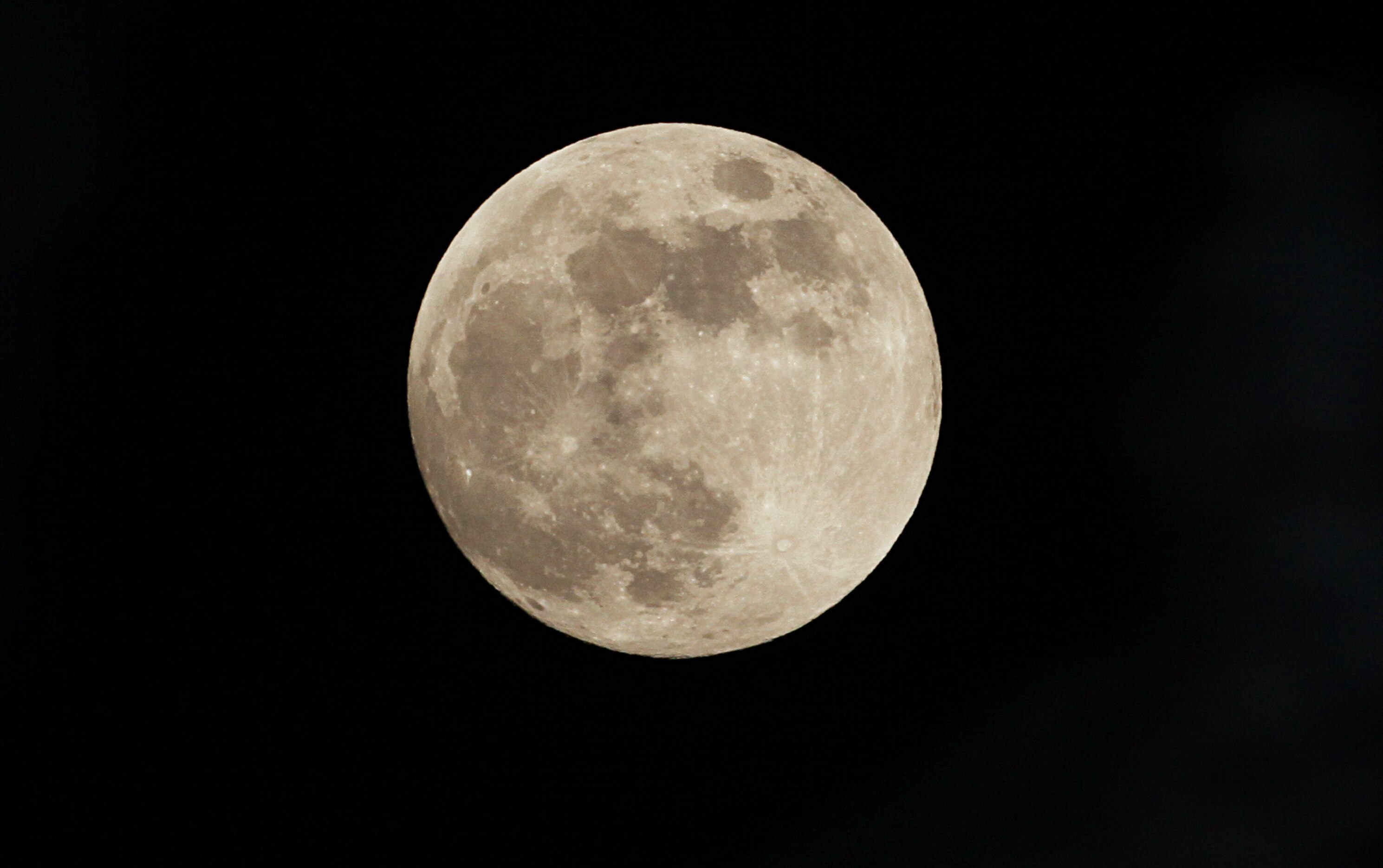 मेक्सिको शहरात बुधवारी असं मनमोहक चंद्राचं रूप दिसलं... गेल्या काही वर्षांतील चंद्राचं हे तेजस्वी रूप होतं...

 
