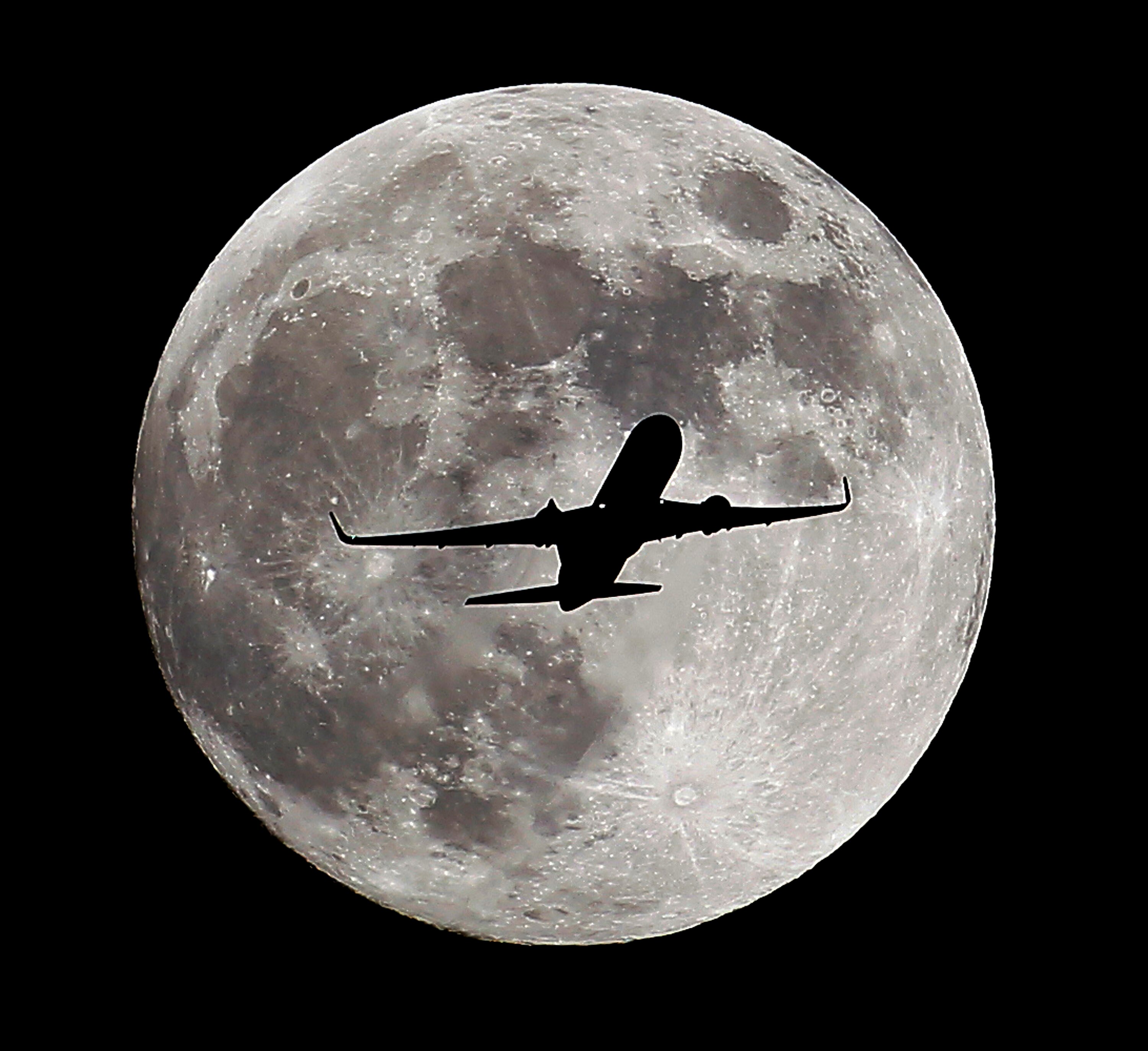 एक पॅसेंजर विमान चंद्रासमोरून जातांना... अप्रतिम हे क्लिक चंद्रग्रहण लागण्यापूर्वी घेतलंय... 

 
