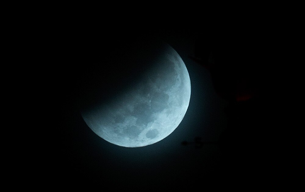 पृथ्वीची छाया चंद्रावर पडायला सुरूवात झाली... चंद्रग्रहण सुरू होत असतांना... हा फोटो मियामीवरून घेतलाय....

 
