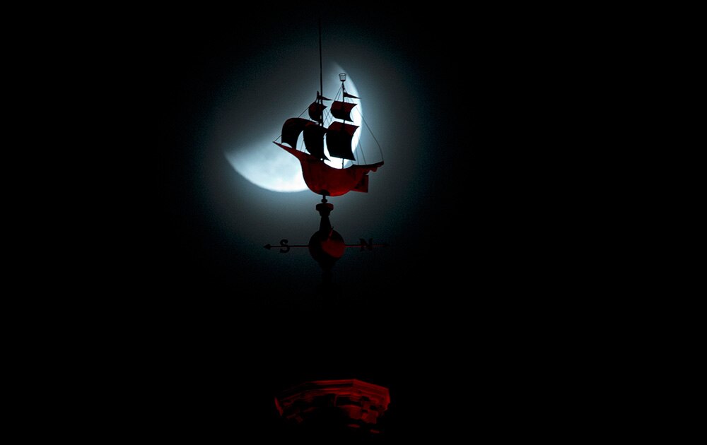स्पेनच्या मियामीहून फ्रीडम टॉवरवरून चंद्रग्रहण लागल्यानंतर चांदोबाचा काढलेला हा फोटो...

 
