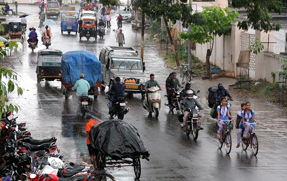 गोपालपूरमध्ये समुद्र किनाऱ्याच्याजवळ लोकं...

 
