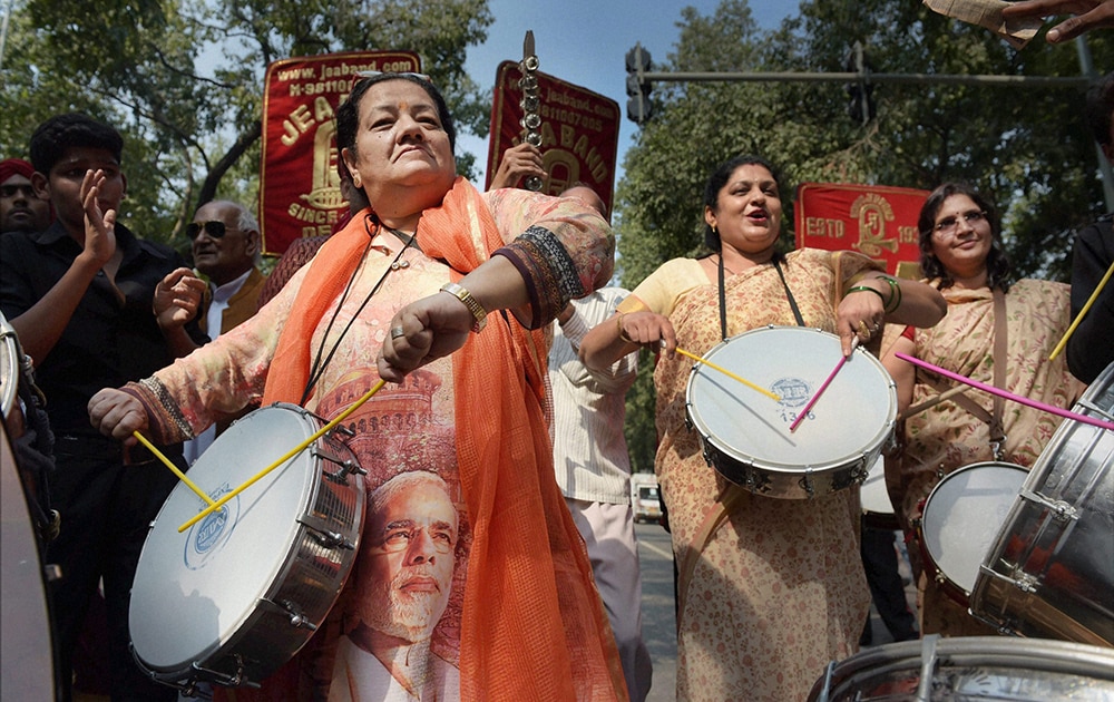 महाराष्ट्र आणि हरयाणातील विजयानंतर दिल्लीत भाजपच्या महिला कार्यकर्त्यांनी असा ढोल वाजवून आपला आनंद द्विगुणित केला. 
