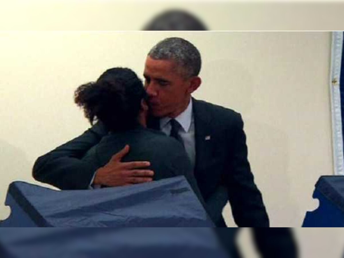 'ओबामा, माझ्या गर्लफ्रेंडला हात लावू नका' title=