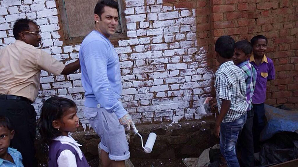 अभिनेता सलमान खान स्वच्छ भारत अभियानमध्ये सहभागी झाला आणि परिसराची स्वच्छता केली
