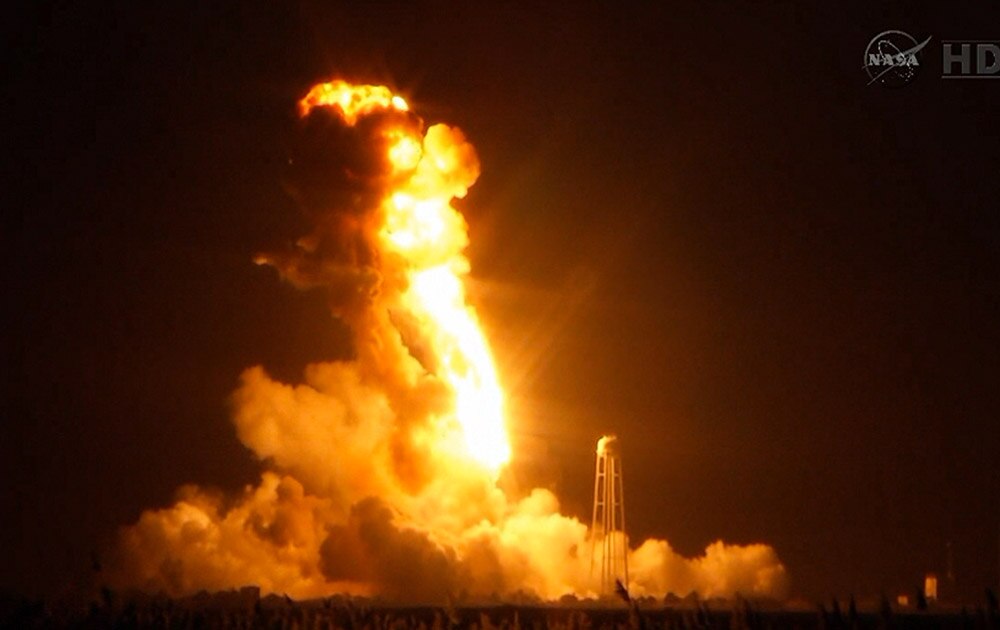 सहा अंतराळवीरांसाठी सामुग्री घेऊन निघालेलं हे रॉकेट १४ मजले उंच होतं.
