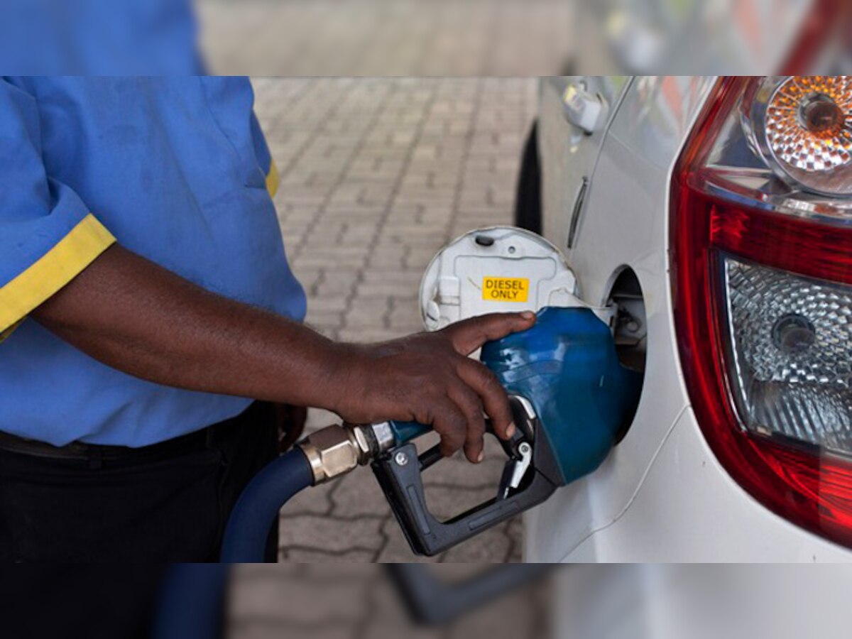 खुशखबर! पेट्रोल, डिझेलचे दर 2.50 रुपयांनी कमी होण्याची शक्यता title=