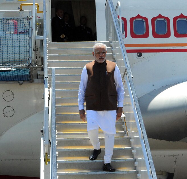 पंतप्रधान नरेंद्र मोदी जी २० संमेलनासाठी ऑस्ट्रेलिया दौऱ्यावर आहेत. विमानातून उतरत असताना
