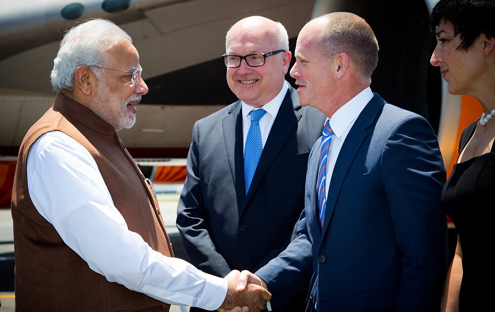 ऑस्ट्रेलियातील ब्रिस्बेनमध्ये जी-20 परिषदेची आयोजित करण्यात आलेय. यावेळी नरेंद्र मोदी यांचे स्वागत करताना.
