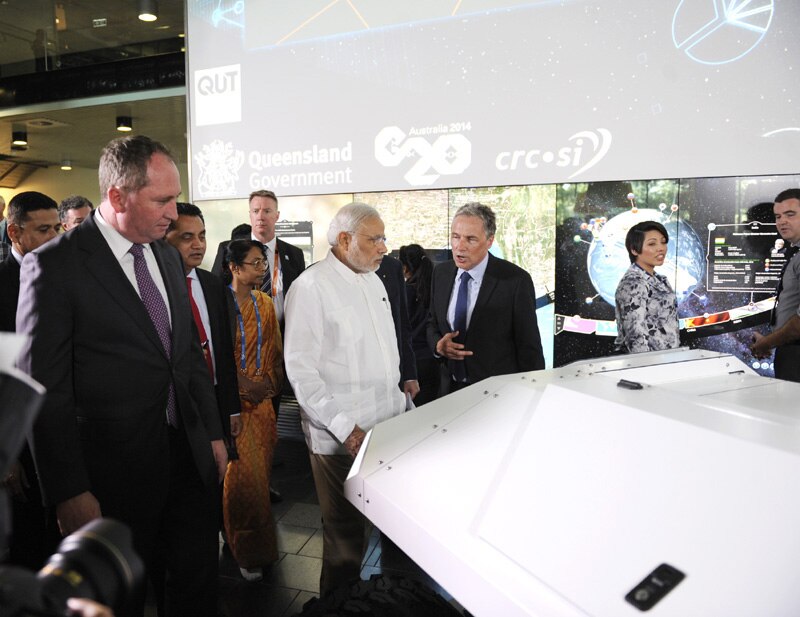 पंतप्रधान नरेंद्र मोदीसमोर ऑस्ट्रेलियामध्ये  ब्रिस्बेन येथे क्वीन्सलँड विद्यापीठातील कृषी तंत्रज्ञान यंत्रमानव  
