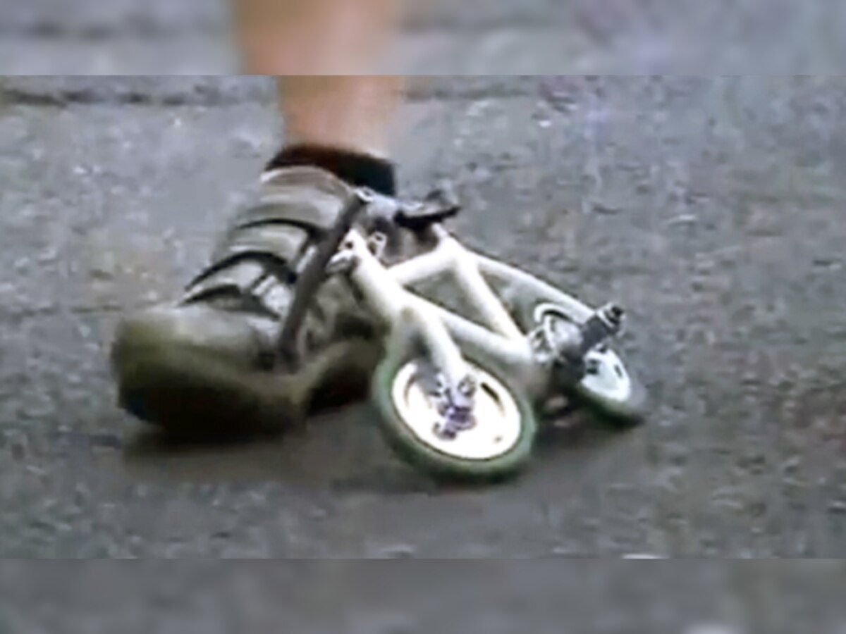 व्हिडिओ : जगातील सर्वात छोटी सायकल... चालवली कशी पाहा title=