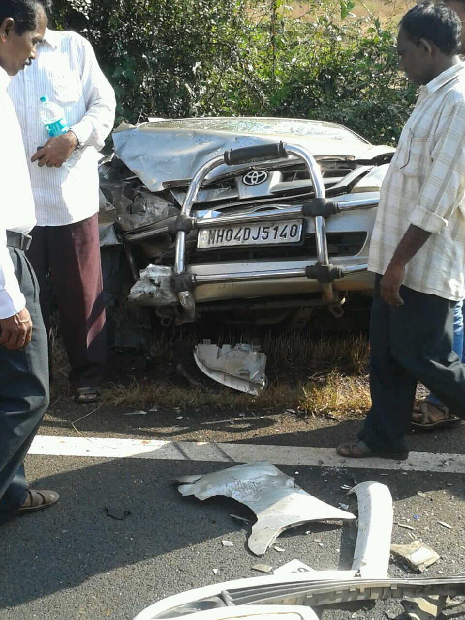 रत्नागिरीतील खेड लवेल येथे झालेला कार अपघात, यात एकाचा बळी गेला तर १५ जण जखमी झालेत.
