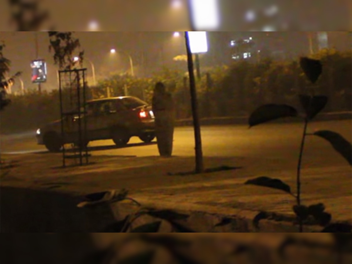 व्हिडिओ: दिल्लीतील रस्त्यावर पांढऱ्या साडीत फिरतंय भूत!  title=