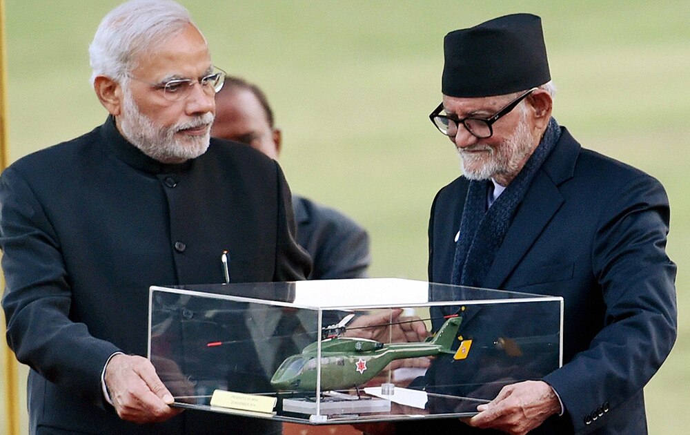 नेपाळचे पंतप्रधान सुशील कोयराला यांना चॉपरचं मॉडेल गिफ्ट देतांना नरेंद्र मोदी...

 
