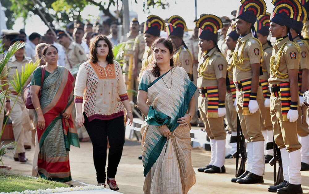 २६/११ हल्ल्यात शहीद झालेले एनकाऊंटर स्पेशलिस्ट विजय साळस्कर यांच्या पत्नी स्मिता साळस्कर, मुलगी दिव्या साळस्कर यांनी श्रद्धांजली वाहिली... 

 
