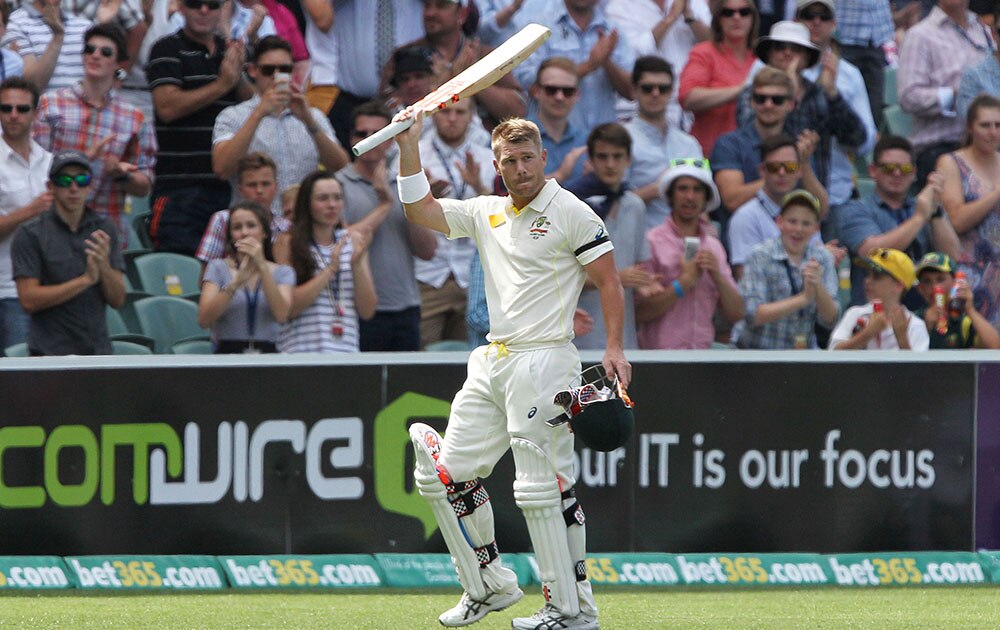 अॅडलेड टेस्टमध्ये पहिल्याच दिवशी ऑस्ट्रेलियाचा डेविड वार्नेर विकेट गेल्यानंतर जात असतांना... 


 
