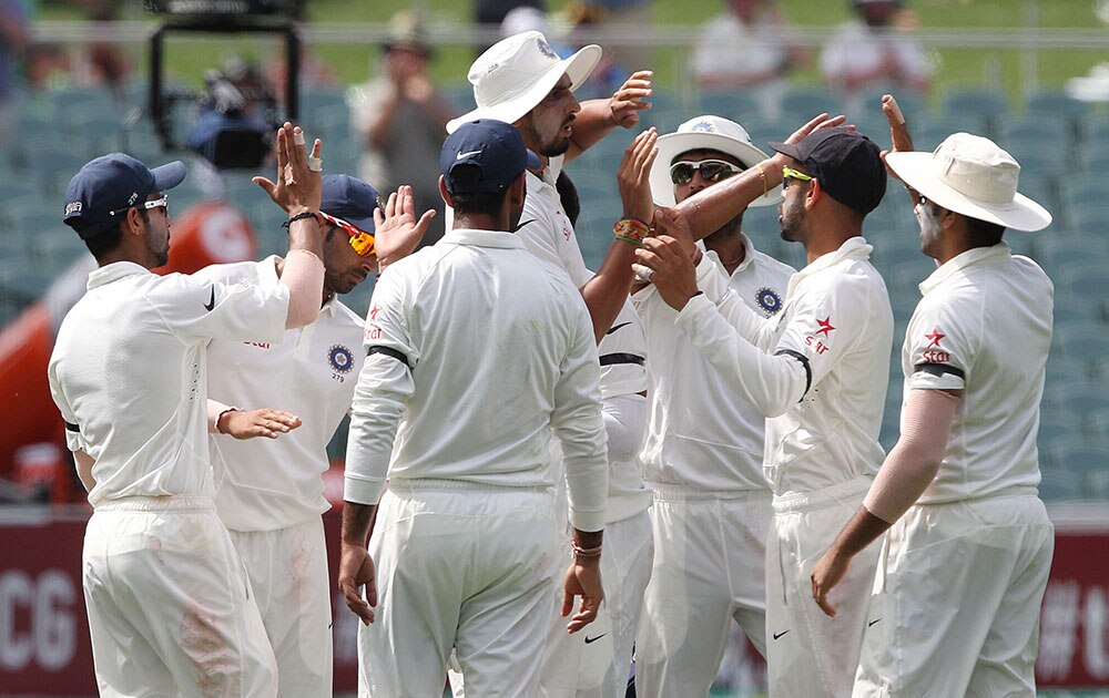 अॅडलेड टेस्ट: इशांत शर्मा मध्यभागी आणि इतर भारतीय खेळाडू ऑस्ट्रेलियाची पहिली विकेट घेतल्यानंतर आनंद साजरा करतांना... 


 

