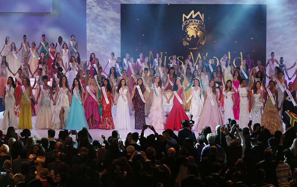 लंडन: मिस वर्ल्ड २०१४- मिस साऊथ आफ्रिका रोलिन स्ट्रॉसला मिस वर्ल्ड २०१४चा क्राऊन प्रदान करतांना.. 

 
