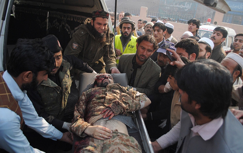 <p>पाकिस्तानच्या पेशावर शहरात दहशतवाद्यांनी एका आर्मी स्कूलमध्ये घुसून केलेल्या क्रूर हल्ल्यात १३२ चिमुरड्यांसह १४१ जणांचा जीव गेलाय. &nbsp;</p>
