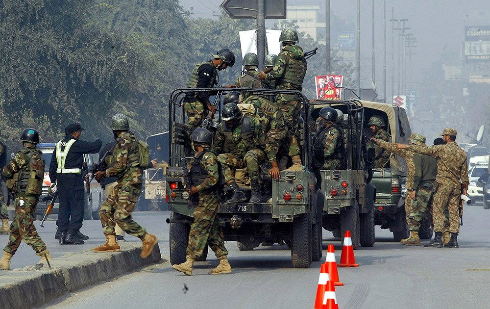पाकिस्तानच्या पेशावर शहरात दहशतवाद्यांनी एका आर्मी स्कूलमध्ये घुसून केलेल्या क्रूर हल्ल्यात १३२ चिमुरड्यांसह १४१ जणांचा जीव गेलाय.  
