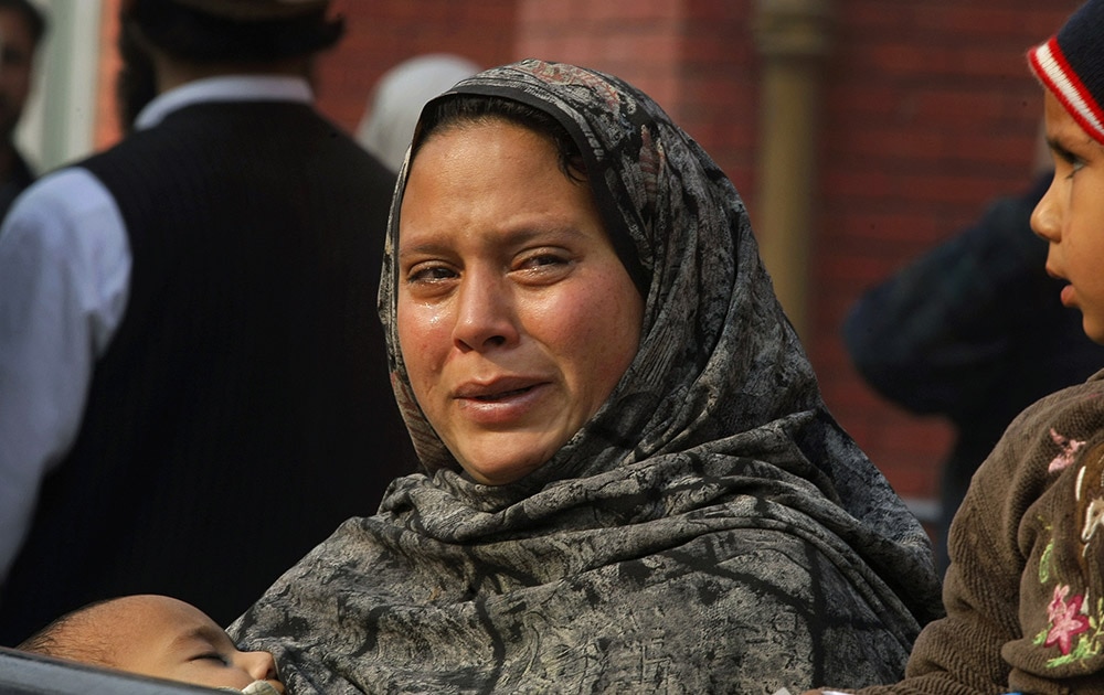 पाकिस्तानच्या पेशावर शहरात दहशतवाद्यांनी एका आर्मी स्कूलमध्ये घुसून केलेल्या क्रूर हल्ल्यात १३२ चिमुरड्यांसह १४१ जणांचा जीव गेलाय.  
