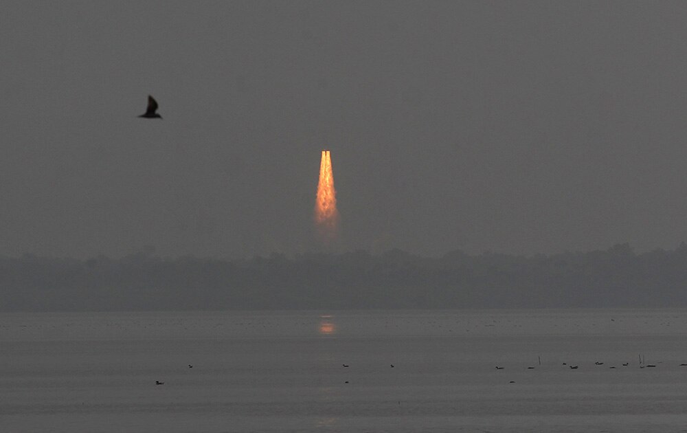 'GSLV मार्क ३'चं यशस्वी प्रक्षेपण - twitter
